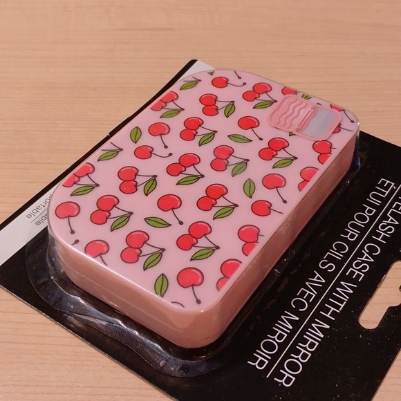 $5 False Eyelash Case with Mirror Travel Organization - Picture 6 of 7